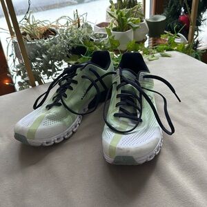 On. Run on clouds men’s size 9 yellow/green